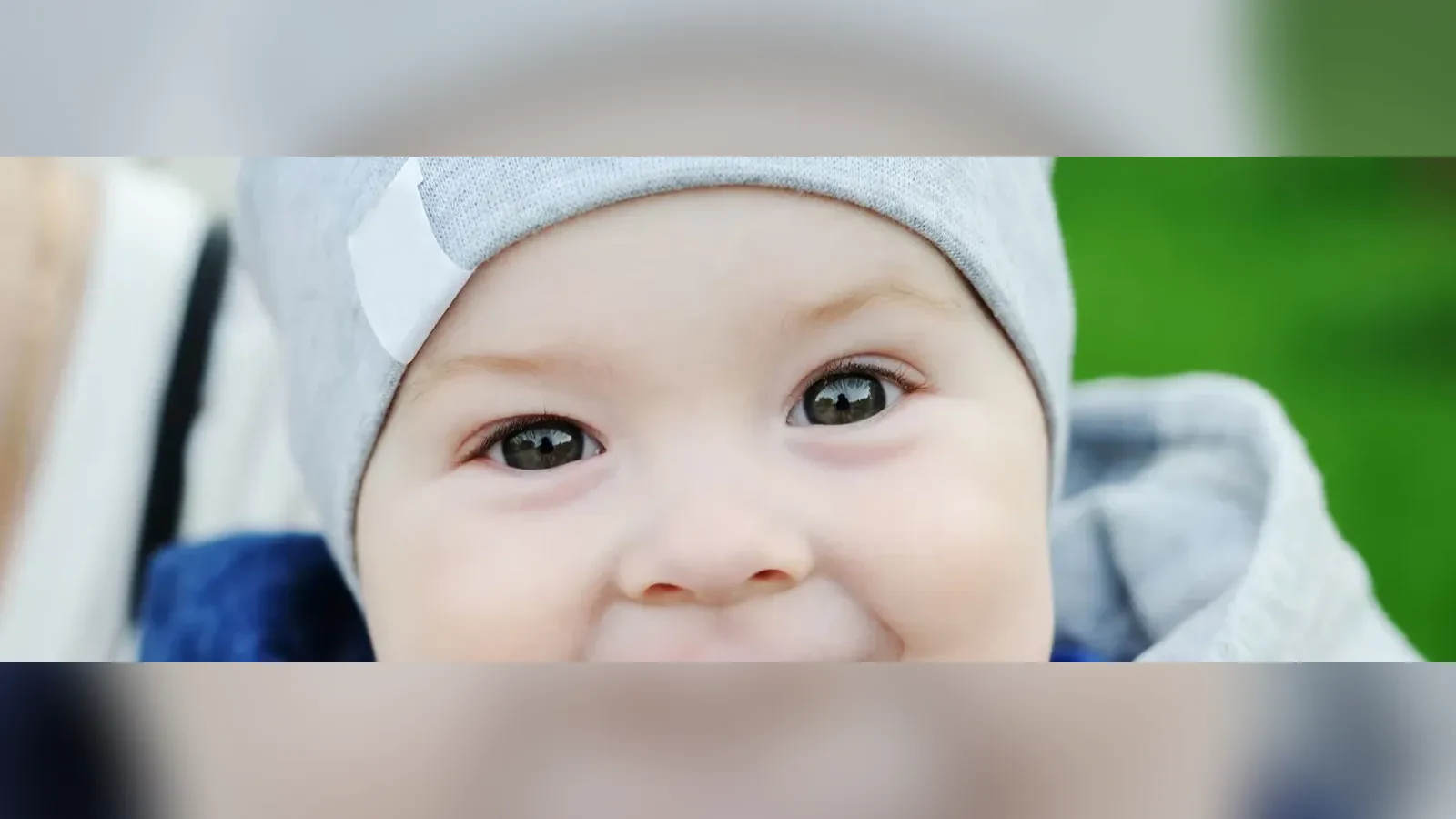 Sonbahar parkında oturan çift, PGT-M genetik danışmanlık bilgi formunu birlikte okuyor