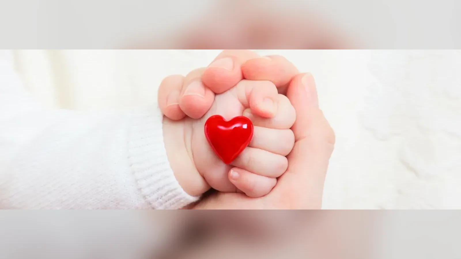 Pencere kenarında çay tutarak düşünen kadın, yumurtalık kistleri ve doğurganlık değerlendirmesi